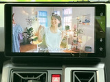 停車中には、お気に入りの番組や映像を楽しめます。長距離移動の待ち時間や休憩時間に、リラックスした時間をお過ごしください。エンターテインメント機能が充実しています。