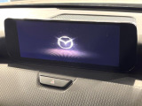 【10.25インチマツダコネクト】車内の雰囲気にマッチした大型ディスプレイ。スマホ接続でのナビ使用やBluetooth再生等、様々な機能が楽しめます。直感的なダイヤル操作が可能で、使い勝手も良好です。