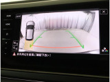 ★ギアをリバースに入れると車両後方とガイドラインが表示され車庫入れ、縦列駐車の際に安全確認をサポートします★