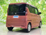 リアのデザインも洗練された印象。テールランプの配置が、車両の幅を強調し、安全性を高めています。日常使いにも最適な一台です。