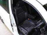 程よい硬さとホールド性が高いシートで長時間運転も快適です。