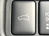 【パワーバックドア】スマートキーや運転席のボタンを押すだけでリアゲートが自動で開閉します!荷物を持っている時や、高い位置にあるバックドアを閉める際に便利な機能です♪