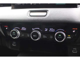 エアコンは運転席・助手席で独立した温度設定が可能になり、どこに座っても車内は快適空間♪
