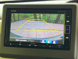 【バックカメラ】駐車時に後方がリアルタイム映像で確認できます。大型商業施設や立体駐車場での駐車時や、夜間のバック時に大活躍!運転スキルに関わらず、今や必須となった装備のひとつです!