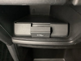 アクセサリーソケットの下にはナビゲーション用の外部入力可能なUSB端子がついており、周辺には物が置けるボックスがついています。