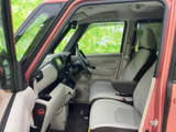 運転席からの視界は良好。周囲の状況を把握しやすく、安全な運転をサポートします。快適なドライブを心ゆくまでお楽しみください。
