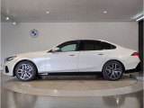 【拘りのFR】BMWが多く採用するFR車。ダイレクトでスポーティな加速感・シャープなハンドリングを実現。縦置きエンジンレイアウトにより、フラットで上質な乗り味です。