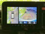 後方確認をサポートするモニターが、安全な運転をサポート。狭い道や駐車時も、より安心して操作できます。