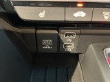 車内で便利な電源供給。【アクセサリーソケット】で、スマートに充電!