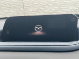 【10.25インチマツダコネクト】車内の雰囲気にマッチした大型ディスプレイ。スマホ接続でのナビ使用やBluetooth再生等、様々な機能が楽しめます。直感的なダイヤル操作が可能で、使い勝手も良好です。