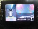 上から見下ろしているような映像で駐車をサポートするアラウンドビューモニターと、安心のバックモニター付き!ナビの画面にカメラ映像がしっかり表示されるので、駐車が苦手な方でも安心して車庫入れができますよ♪