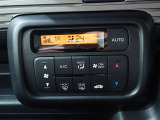 運転席からも手が届きやすく、操作しやすい空調コントロールパネル。オートエアコンなので操作の煩わしさが無くオールシーズン快適にドライブできます。快適空間で運転に集中できますね。