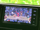 停車中には、地上デジタルテレビ放送をお楽しみいただけます。待ち時間も飽きさせない、便利な機能です。ご家族や友人と一緒に視聴も可能です。