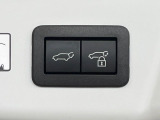 【パワーバックドア】スマートキーや運転席のボタンを押すだけでリアゲートが自動で開閉します!荷物を持っている時や、高い位置にあるバックドアを閉める際に便利な機能です♪
