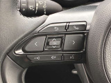 運転中、オーディオの操作をしてて、ハッとしたことはありませんか?ステアリングスイッチは、運転中でもハンドルでオーディオの操作が可能です。安全なドライブをサポートします。