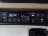 運転席からも手が届きやすく、操作しやすい空調コントロールパネル。オートエアコンなので操作の煩わしさが無くオールシーズン快適にドライブできます。快適空間で運転に集中できますね。