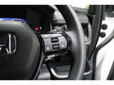 Hondaセンシングの機能のひとつ、アダプティブクルーズコントロール付!アクセルから足を離しても設定したスピードと前車との車間を保ち走行してくれます!車線維持もアシスト☆高速道路で疲労軽減ですね☆
