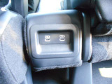 運転席と助手席の間の座面後部にUSBチャージャーを装備。前席/後席ともにアクセスしやすく便利です!
