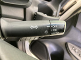 操作しやすい位置に配置されたウインカーレバー。スムーズな操作で、安全な車線変更をサポートします。