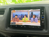 停車中には、地上デジタル放送を楽しめるTV機能。待ち時間や休憩時間に、ニュースや番組をチェックできます。