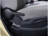 運転席にはレバー式のシートリフター付ですので、ご自分にあった高さで運転が可能です。