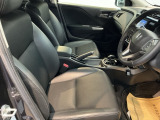 運転席シートは長時間の運転でも疲れにくい快適設計。体をしっかり支える形状で、安定したドライビングをサポートします。