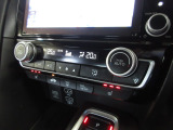 オートエアコンは左右席で独立温度コントロールが可能です。運転席はキンキンに冷やして助手席はマイルドにと言った設定が可能です。暑さ寒さでケンカすることもなくなりますね。