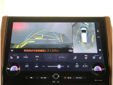 【パノラマモニター】に搭載した4つのカメラにより、車を真上から見ているような映像を表示。運転席から確認しにくい車両周囲の状況を把握できます。