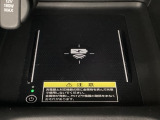 センターコンソールにはワイヤレス充電器を装備してます。Qi(チー)規格対応のスマートフォンなどを置くだけでワイヤレスで充電可能です。