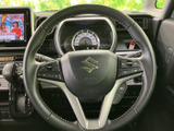 握りやすいステアリングは、運転操作をスムーズに行えます。オーディオやハンズフリー通話など、便利な機能も集中して操作できます。