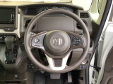 ステアリングスイッチでオーディオ各種操作が可能で、運転に集中できます。安心・安全・快適なドライブをお楽しみいただけます。