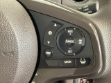 ハンドルにHondaセンシング系のクルーズコントロールやレーンキープアシストなどのスイッチが装備されています。ハンドルから手を離さず安全に操作できます。