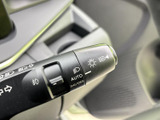 操作しやすいウインカーレバーで、安全な車線変更をサポート。直感的に操作できる設計です。
