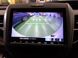 バックカメラの画像です。ガイドラインがスムースな車庫入れをサポートいたします。車庫入れの安心感がアップしますね。