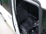 程よい硬さとホールド性が高いシートで長時間運転も快適です。