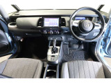 ドライバーを包み込むように、ディスプレーやスイッチ、コンソールを配置。座った瞬間から運転への期待が!空間そのものの心地よさにこだわっています。