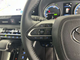 運転中、オーディオの操作をしてて、ハッとしたことはありませんか?ステアリングスイッチは、運転中でもハンドルでオーディオの操作が可能です。安全なドライブをサポートします。