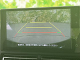 後方の状況を画面で確認できるので、駐車や車庫入れがスムーズ。狭い場所でも安心して操作できます。安全な運転をサポートします。