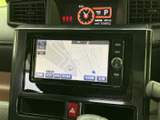 目的地設定も簡単。道に迷う心配なく、快適なドライブをサポートします。運転に集中できるから、長距離移動も安心ですね。