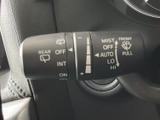 操作しやすい位置に配置されたウインカーレバー。スムーズな操作で、安全な車線変更をサポートします。直感的に使える設計です。