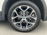 【BMWアロイホイール】軽量かつ強度に拘ったアロイホイール。走行性能ポテンシャルを引き出す設計。タイヤのサイドウォールが強化されたランフラットタイヤは、パンク時にタイヤがつぶれてもリムから外れません。