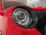 LEDヘッドライトは、点灯の瞬間から最大光量を発揮し、突然暗くなるトンネルなどでの安定感を高めます。