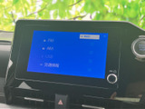 ラジオやUSB接続など、多様なソースに対応したオーディオシステムです。お好みの音楽を楽しみながら、快適なドライブをお過ごしください。