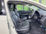 運転席まわりには十分なスペースがあり、大柄な方でもゆったり運転していただける環境です。