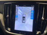 【360&deg;ビューカメラ】4台の高解像度カメラで360度の鳥瞰図を表示。隣の車や壁、死角にある障害物などを画面で確認できるため、狭いスペースでの駐車・出入りも安心です。