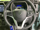 握りやすいステアリングで、快適なドライビングを実現。操作性にも優れ、運転の楽しさを向上させます。