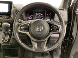 ハンドルにHondaセンシング系のクルーズコントロールやレーンキープアシストなどのスイッチと、オーディオの操作スイッチが装備されています。ハンドルから手を離さず安全に操作できます。