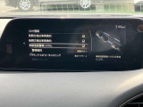 走行時、フロントガラスに設置したカメラで車線を認識。車線を踏み越える可能性があると判断すると、警報音でドライバーに注意を促します。