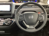 【ハンドル】運転にかかわる様々な操作を安全に行えるように視点移動が少なく操作性に配慮されたスイッチ類が凝縮されたコックピットです。