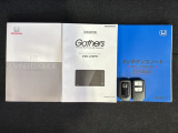 スマートキーは鍵をバッグに入れたままでもドアロックの開閉やエンジンのON・OFFができます。夜間や雨の日も鍵を探さなくて良いので便利です。